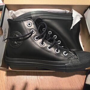 Leather Convers womens size 7 New in box